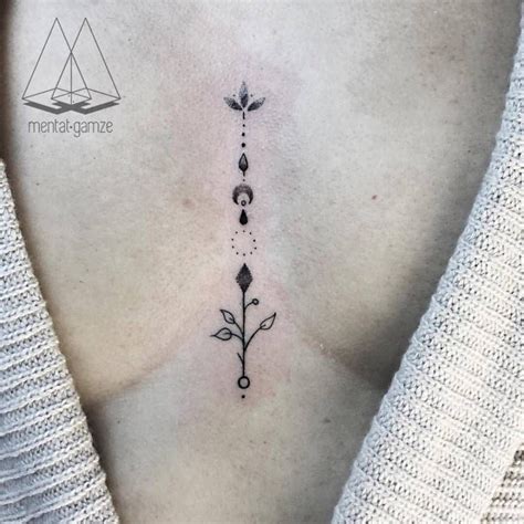 tattoo en medio de los senos|Tatuaje en medio de los senos